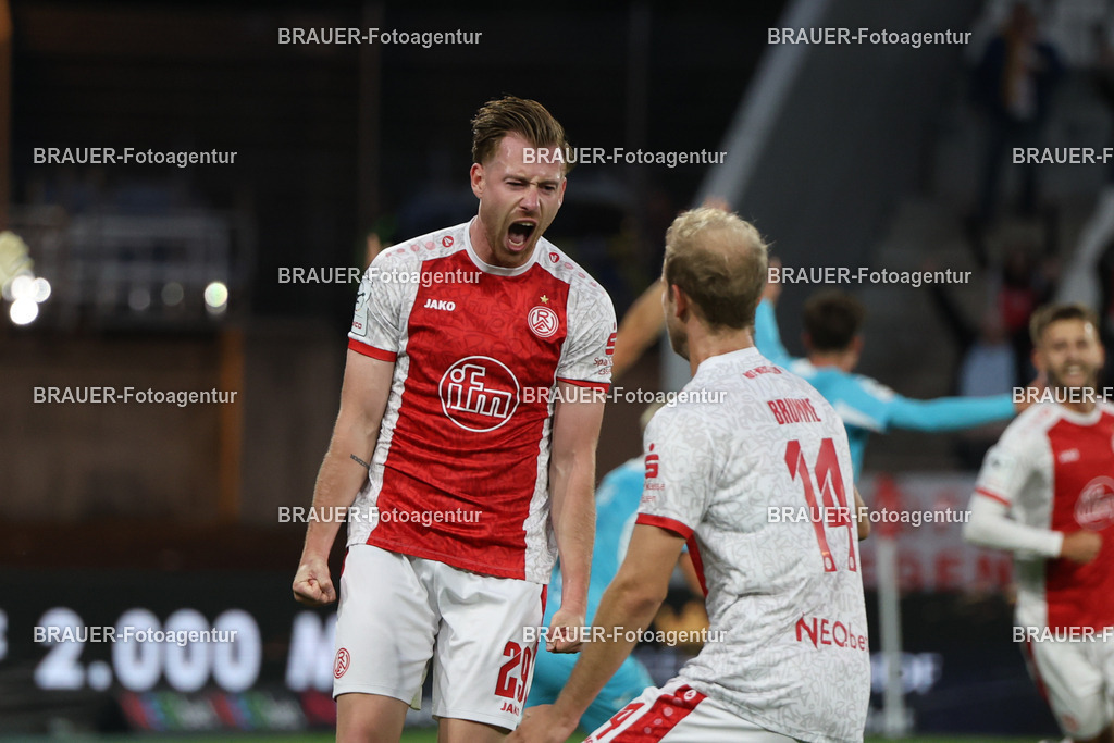 Rot-Weiss Essen - Hansa Rostock | Essen, Deutschland, 01.10.2025 Jannik Mause  (Rot-Weiss Essen) und Lucas Brumme  (Rot-Weiss Essen) jubeln nach dem Tor zum 1:0während des 3.Liga Spiels zwischen  Rot-Weiss Essen und TSG Hoffenheim u23 am 20.09.2025 im Stadion an der Hafenstraße in Essen. (Foto von Timo Bluhmki-Schmidt/Brauer Fotoagentur