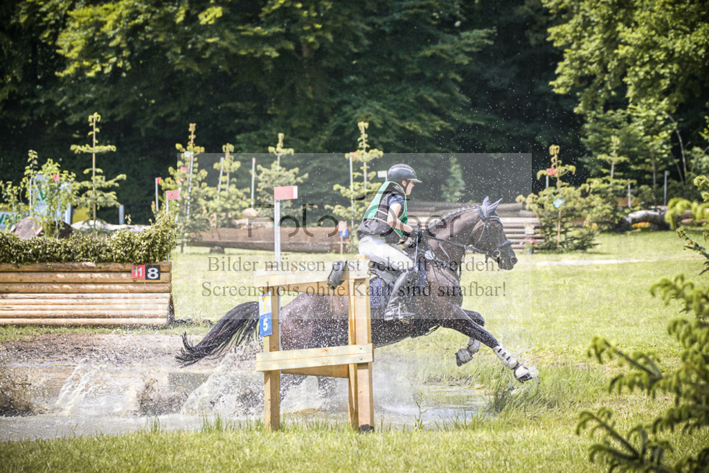 DOS_7096 | Entdecke hochwertige Reitturnierfotos von Foto Oger. Professionell, emotional und authentisch – jetzt Lieblingsmomente im Shop bestellen. - Realisiert mit Pictrs.com