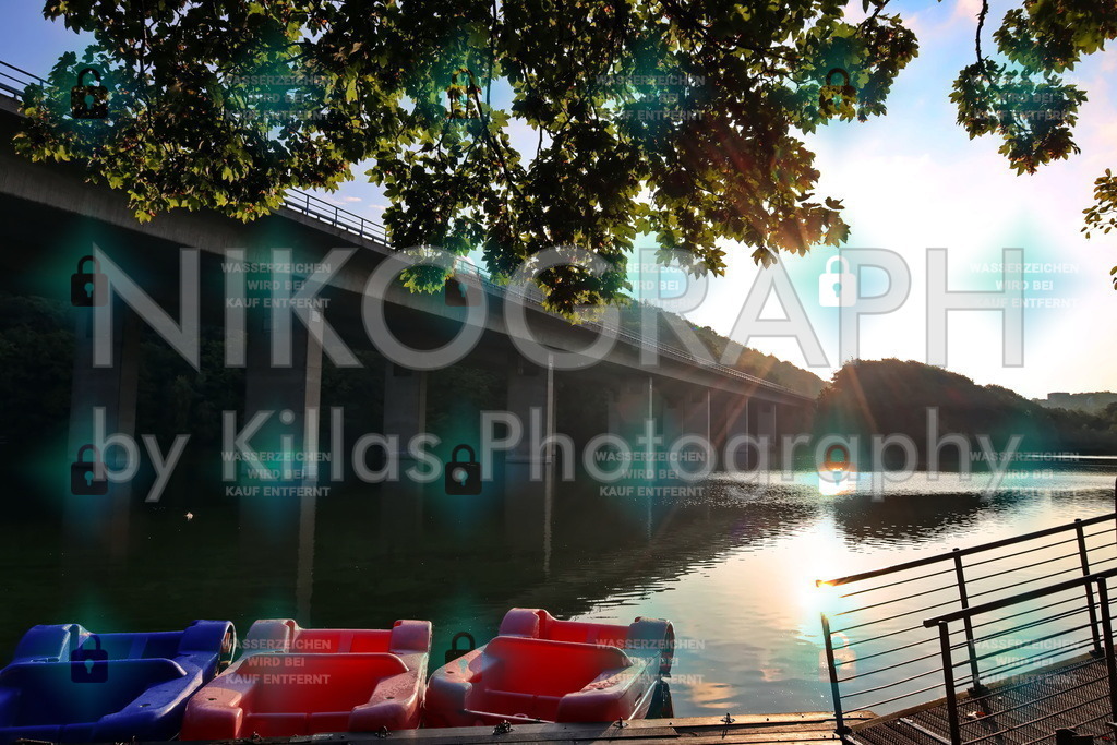 Sonneaufgang am Seilersee | Die aufgehende Sonne spiegelt sich an der Wasseroberfläche des Seilersees. Eigentlich heißt der See amtlich Callerbachtalsperre und gehört zu den zwölf Brauchwassertalsperren im Regierungsbezirk Arnsberg. 1913 wurde mit dem Bau der Callerbachtalsperre begonnen. Die Talsperre sollte die Frischwasserzufuhr der ehemaligen Kläranlage Iserlohn-Ost zu wasserarmen Zeiten sicherstellen.