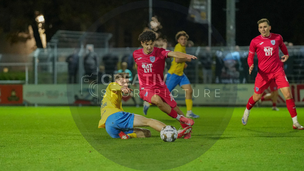 Fußball, Herren, Saison 2025/2026, Regionalliga Nordost, 13. Spieltag, FSV 63 Luckenwalde vs. SV Babelsberg 03, Freitag 24.10.2025, Werner-Seelenbinder-Stadion Luckenwalde, | Fußball, Herren, Saison 2025/2026, Regionalliga Nordost, 13. Spieltag, FSV 63 Luckenwalde vs. SV Babelsberg 03, Freitag 24.10.2025, Werner-Seelenbinder-Stadion Luckenwalde, Im Bild: Tim Maciejewski (l. Luckenwalde) und Maurice Covic (r. Babelsberg) - Realisiert mit Pictrs.com