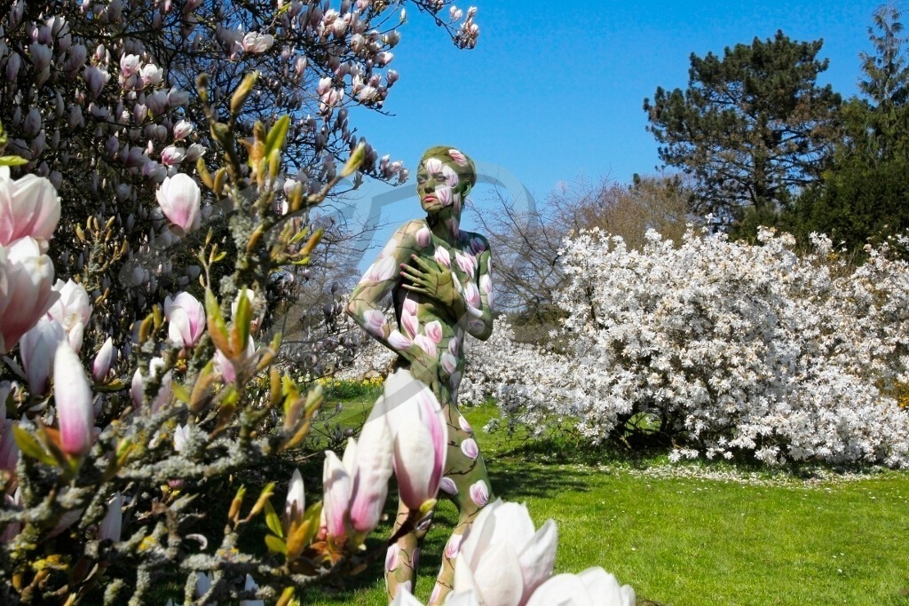 NatureArt-MAGNOLIEN_8589 | Blick in den Magnolienbusch | #006 | Modell: Daniela | Foto: Tschiponnique Skupin - Realisiert mit Pictrs.com