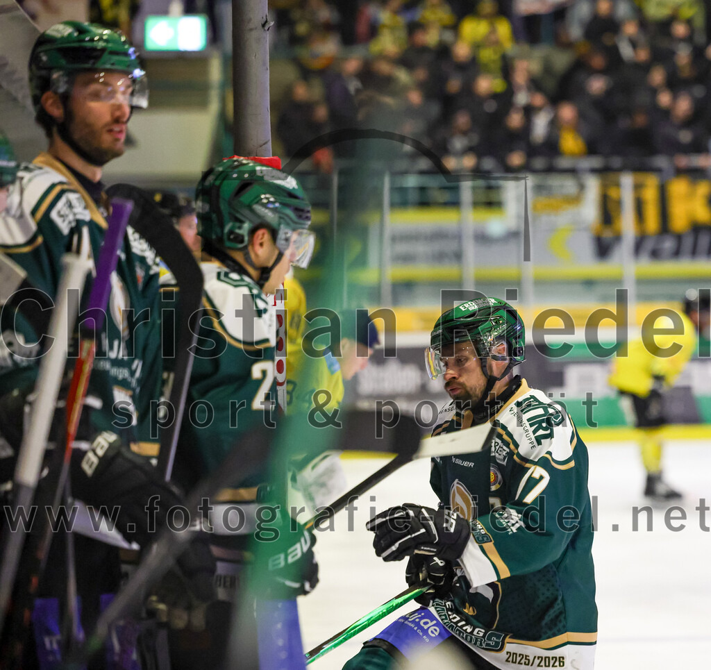 2025-12-28_134_TSV_Erding_gegen_onesto_Tigers_Bayreuth | Erding, Deutschland, 28.12.2025:Eishockey, Oberliga Süd 2025 / 2026, 31. Spieltag, TSV Erding gegen onesto Tigers Bayreuth, Endergebnis: 6:5 n.V.Philipp Michl (Erding Gladiators, #77)Foto: Christian Riedel / fotografie-riedel.net