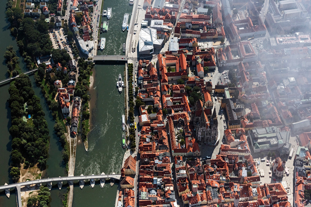 dr__0030912.jpg | REGENSBURG 01.08.2019 Ausschnitt der  Innenstadt in Regensburg im Bundesland Bayern. // Closeup in the district Innenstadt in Regensburg in the state Bavaria. Foto: Daniel Reiter