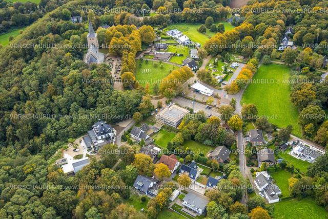 Emmerich241010666 | Luftbild, kath. Kirche St. Vitus, herbstlicher Wald und Baumallee, Waldhotel Hochelten, Baustelle mit Neubau an der Lindenallee, Parkplatz und Gebäude der Touristeninformation, Hochelten, Emmerich am Rhein, Niederrhein, Nordrhein-Westfalen, Deutschland
