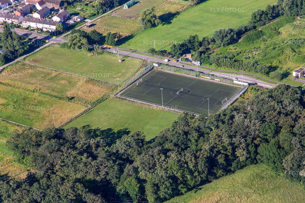 Luftbild: Sportplatz Minderslachen im Ortsteil Minderslachen in Kandel im Bundesland Rheinland-Pfalz in Deutschland. Foto: IMG_142553.jpg vom 09.07.2024 durch Werner Riehm/FLY-FOTO.de