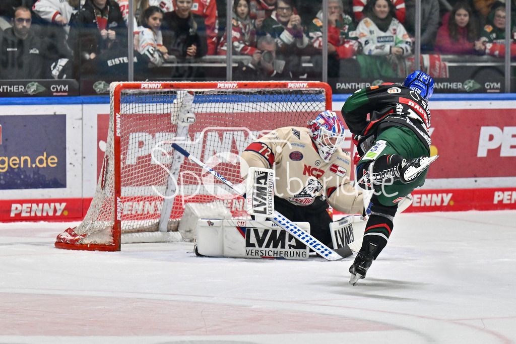 Augsburger Panther - Nürnberg Ice Tigers | beim Penaltyschiessen verwandelt Nicholas BAPTISTE (Augsburger Panther 73) seinen versuch / DEL: Augsburger Panther - Nuernberg Ice Tigers, Curt Frenzel Stadion am 03.01.2025