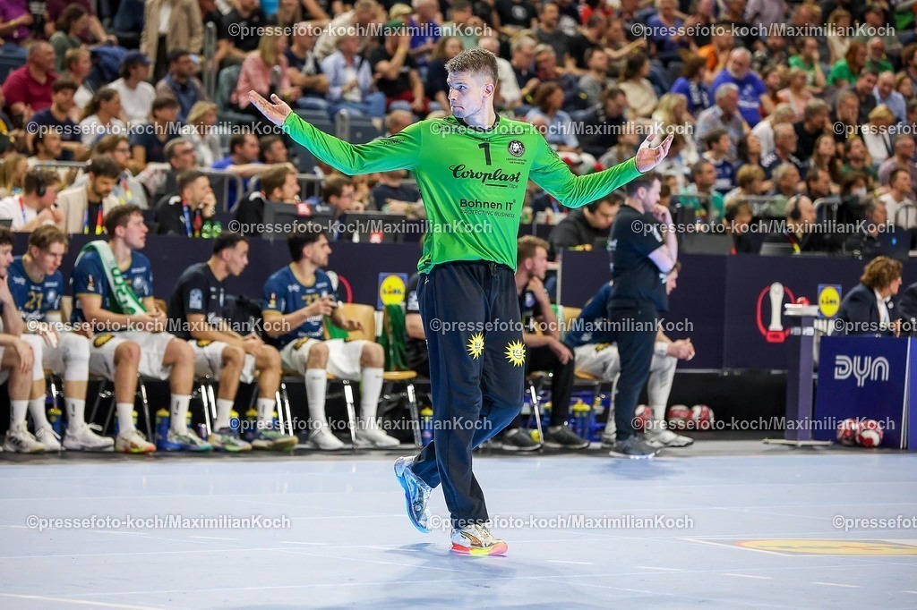 xSSCx18042602071 | 18.04.2026, xsscx, Handball, DHB-Pokal Lidl Final4, Halbfinale, Bergischer HC - SC Magdeburg, Saison 2025 / 2026 Herren, Lanxess Arena, Köln: Christopher Rudeck (Bergischer HC #01) motiviert die Fans Photo: xSandraxScherningxPressefotoKochx