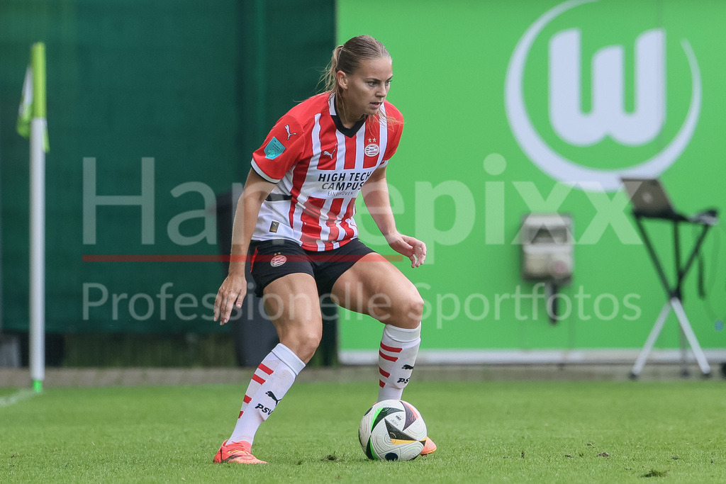 Fussball, Testspiel Frauen, VfL Wolfsburg - PSV Eindhoven | v.li.: Gwyneth Hendriks (PSV Eindhoven, 3) am Ball, Freisteller, Einzelbild, Ganzkörper, Aktion, Action, Spielszene