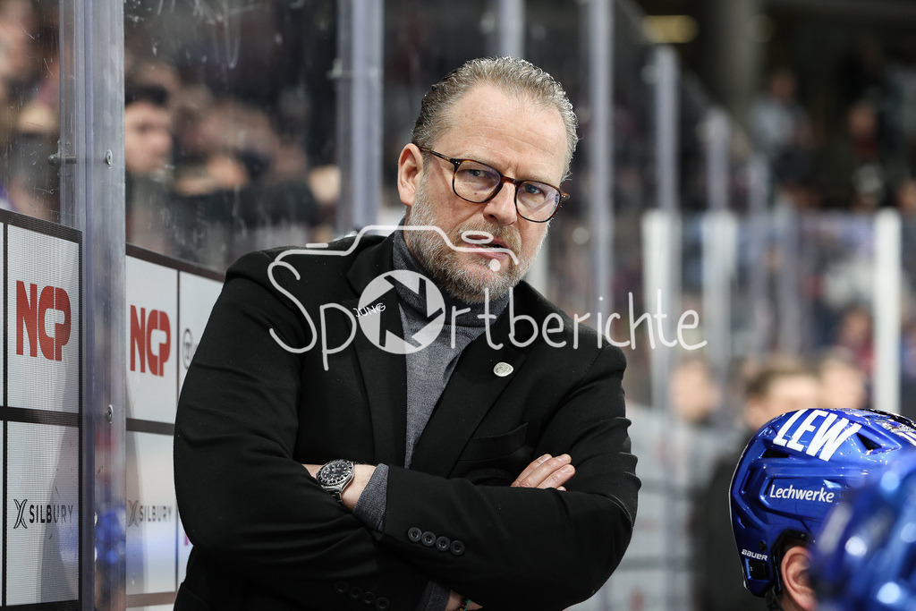 Nürnberg Ice Tigers - Augsburger Panther | AEV Trainer Christof KREUTZER in Aktion / Freisteller / Einzelfoto