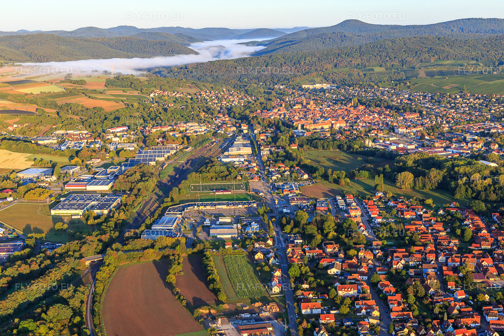Vue aérienne: Vue de la ville depuis l'est sous un nuage bas à le quartier Altenstadt in Wissembourg dans le département Bas Rhin, France – .Photo: IMG_138818.jpg prise le 24/09/2023 par Werner Riehm/FLY-FOTO.eu – Résolution de l'original: 5472 x 3648 px
