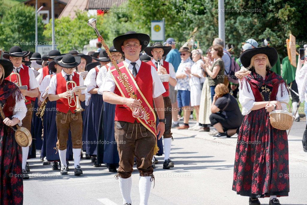 e33-news-2023-Juli23-Regimentsschuetzenfest3-Steeg-UMZUG_DORF-DSC07497 | Info aus dem Bezirk Reutte/Ausserfern Tirol sowie eine umfangreiche Bilddatenbank über die gesamte Region: Lechtal, Talkessel Reutte, Tannheimertal, Zwischentoren. Lech, Plansee, Zugspitze, Grenztunnel, B179, Fernpassstraße, Verkehr, Lawinen, Tradition, - Realisiert mit Pictrs.com