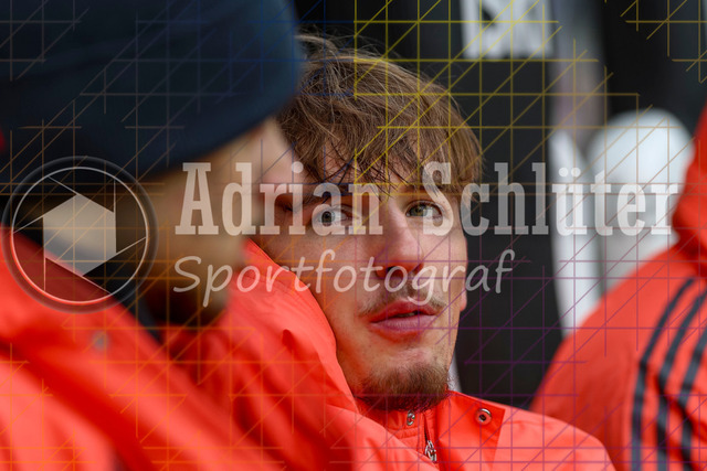 Borussia Mönchengladbach vs FC Bayern München - Bundesliga  | Mönchengladbach, Deutschland, 25.10.25:   Lennart Karl (FC Bayern München) schaut waehrend des Spiels der Bundesliga zwischen Borussia Mönchengladbach vs FC Bayern München im Stadion im Borussia Park(Foto von Brauer-Fotoagentur / Adrian Schlueter)