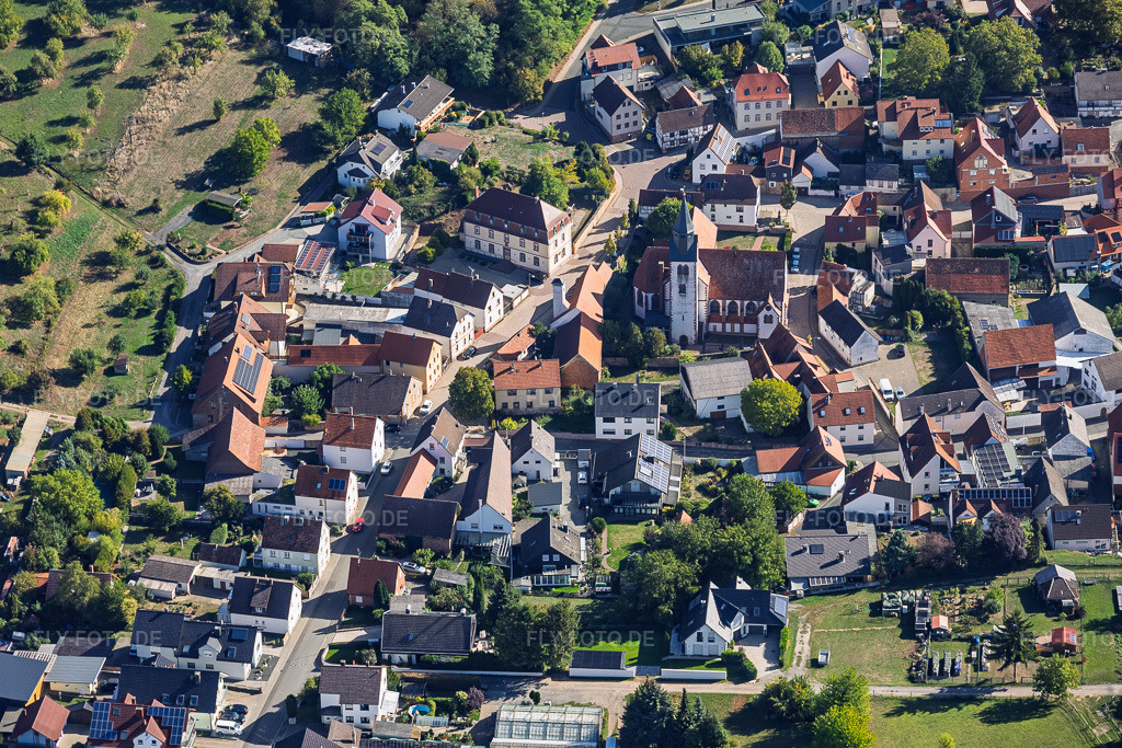 Luftbild: Hofgasse mit Johanniterkirche im Ortsteil Mosbach in Schaafheim im Bundesland Hessen in Deutschland. – Foto: IMG_159141.jpg vom 22.09.2026 durch Werner Riehm/FLY-FOTO.de – Auflösung des Originals: 5892 x 3928 px