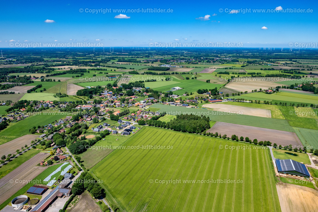 Ahrenswohlde_ELS_6457030622 | AHLERSTEDT 03.06.2022 Ortsansicht der Straßen und Häuser der Wohngebiete in Ahrenswohlde im Bundesland Niedersachsen, Deutschland. // Town View of the streets and houses of the residential areas in Ahrenswohlde in the state Lower Saxony, Germany. Foto: Martin Elsen