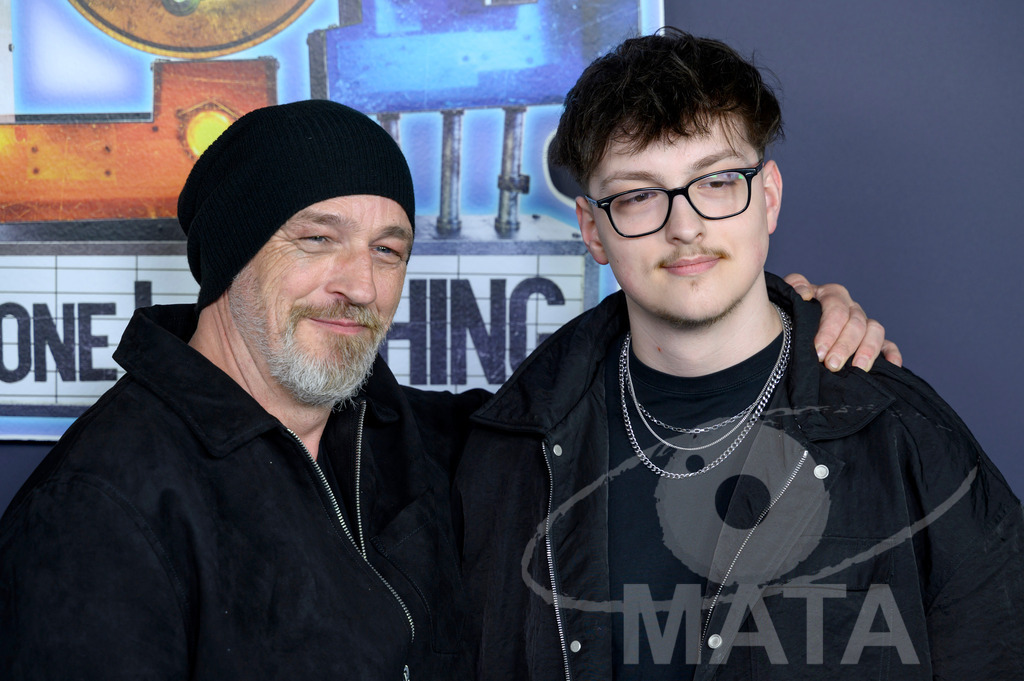 _DWA2562 | Torsten Sträter und Sohn bei der Premiere der 5. Staffel der Amazon Prime Video Comedy-Gameshow 'LOL: Last One Laughing' in der Astor Film Lounge. München, 21.03.2024 - Realisiert mit Pictrs.com