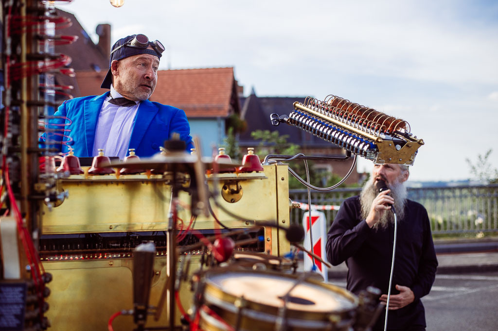 Universal Druckluft Orchester | Das Universal Druckluft Orchester mit Peter Till am Forte Belvedere Leisnig zum Festival Hallo Leisnig 2022. - Realisiert mit Pictrs.com