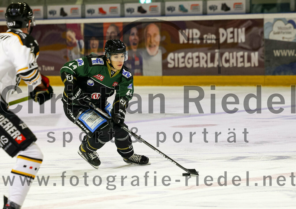 2022-09-23_052_TSV_Erding_gegen_EV_Fuessen | Erding, Deutschland, 23.09.2022:
Eishockey, Bayernliga 2022 / 2023, Testspiel, TSV Erding gegen EV Füssen, Endergebnis: 1:3

Paul Wallek (Erding Gladiators, #44)

Foto: Christian Riedel / fotografie-riedel.net