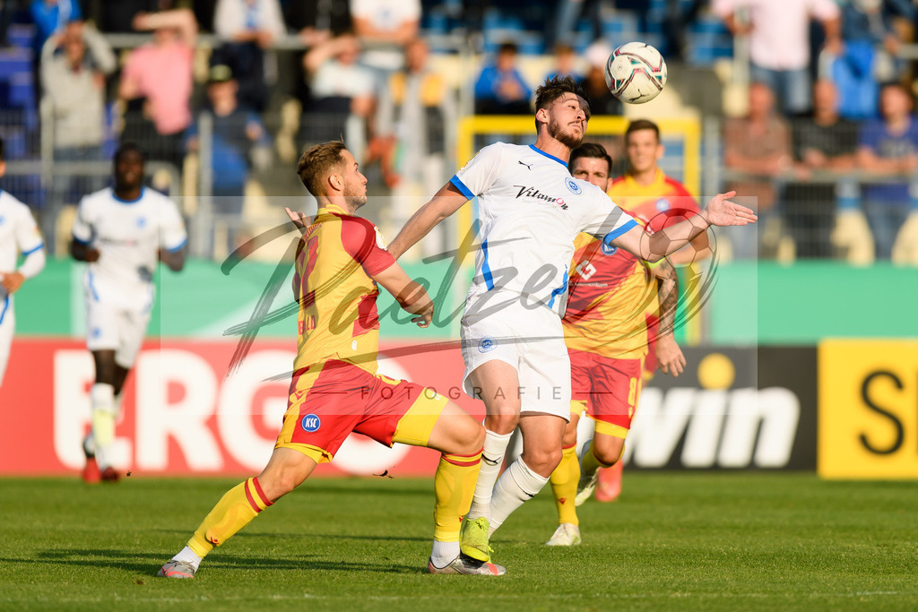 LOTKSC20210809_012 | Fussball, Herren: Christoph Kobald (Karlsruher SC) und Cedric Euschen (Sportfreunde Lotte) im Zweikampf beim Spiel der 1. Runde im DFB-Pokal zwischen SF Lotte und Karlsruher SC im Stadion am Lotter Kreuz am 09.08.2021 in Lotte, Deutschland.DFB / DFL REGULATIONS PROHIBIT ANY USE OF PHOTOGRAPHS AS IMAGE SEQUENCES AND/OR QUASI-VIDEO. - Realisiert mit Pictrs.com