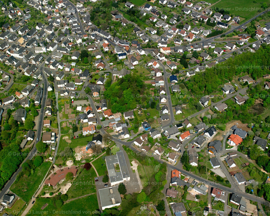 2610113 | DONSBACH 09.06.2006 Ortsansicht der Straßen und Häuser der Wohngebiete in Donsbach im Bundesland Hessen, Deutschland // Town View of the streets and houses of the residential areas in Donsbach in the state Hesse, Germany Foto: Gerhard Launer