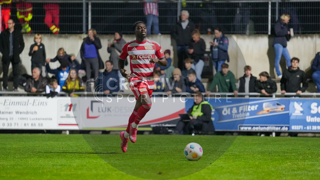 Fußball, Herren, Saison 2025/2026, Testspiel, Freundschaftsspiel, FSV 63 Luckenwalde vs. 1.FC Union Berlin, Mittwoch 08.10.2025, Werner-Seelenbinder-Stadion Luckenwalde, | Fußball, Herren, Saison 2025/2026, Testspiel, Freundschaftsspiel, FSV 63 Luckenwalde vs. 1.FC Union Berlin, Mittwoch 08.10.2025, Werner-Seelenbinder-Stadion Luckenwalde, Im Bild: Derrick Köhn (Union) - Realisiert mit Pictrs.com