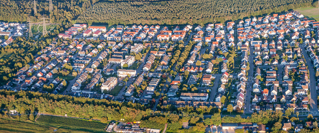 Luftbild: Ortsteil Nord im Ortsteil Eggenstein in Eggenstein-Leopoldshafen im Bundesland Baden-Württemberg in Deutschland. Foto: IMG_59728-Bearbeitet.jpg vom 04.09.2013 durch Werner Riehm/FLY-FOTO.de – Auflösung des Originals: 7627 x 3183 px