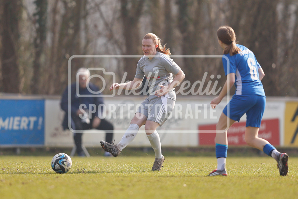 Fußball I Frauen I Saison 2025-2026 I Oberliga Niedersachsen I 15. Spieltag I SV Meppen 1912 e.v. U20 2 - BW Hollage -5 | Celina Meyer (17, BW Hollage) Passt den Ball zur Mitspielerin - Realisiert mit Pictrs.com