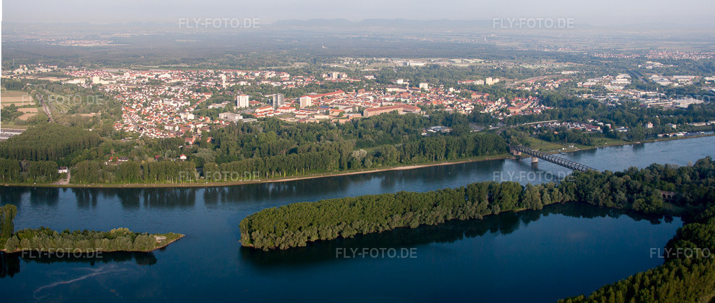 Luftbild: Stadtansicht am Ufer des Flußverlaufes des Rhein in Germersheim im Bundesland Rheinland-Pfalz in Deutschland.Foto: IMG_64886-Bearbeitet.jpg vom 18.05.2014 durch Werner Riehm/FLY-FOTO.deAuflösung des Originals: 7822 x 3323 px