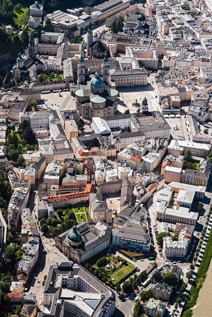 dr__0021577.jpg | SALZBURG 03.06.2019 Stadtzentrum im Innenstadtbereich, Dom zu Salzburg am Residenzplatz, Universität Salzburg und im Vordergrund das Krankenhaus der Barmherzigen Brüder, am Ufer des Flußverlaufes der Salzach in Salzburg in Österreich. // City center in the downtown area on the banks of river course of Salzach in Salzburg in Austria. Foto: Daniel Reiter