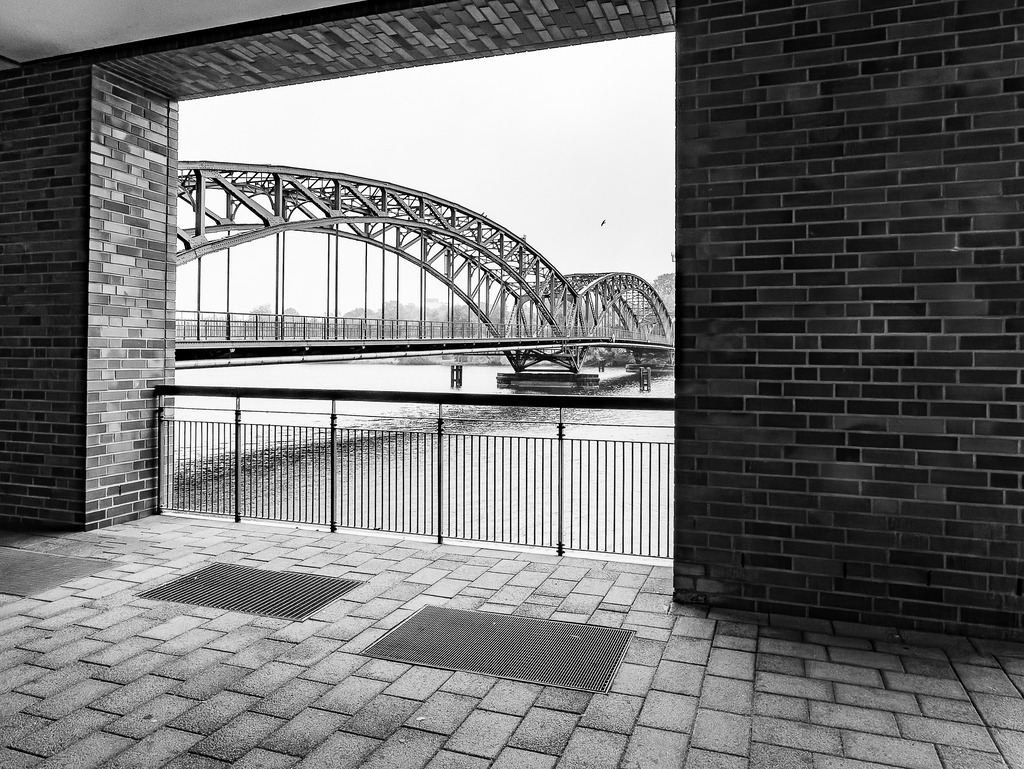 Brückenhaus | Blick vom Durchgang des Hochhauses an der Großen Eiswerderbrücke - Realisiert mit Pictrs.com