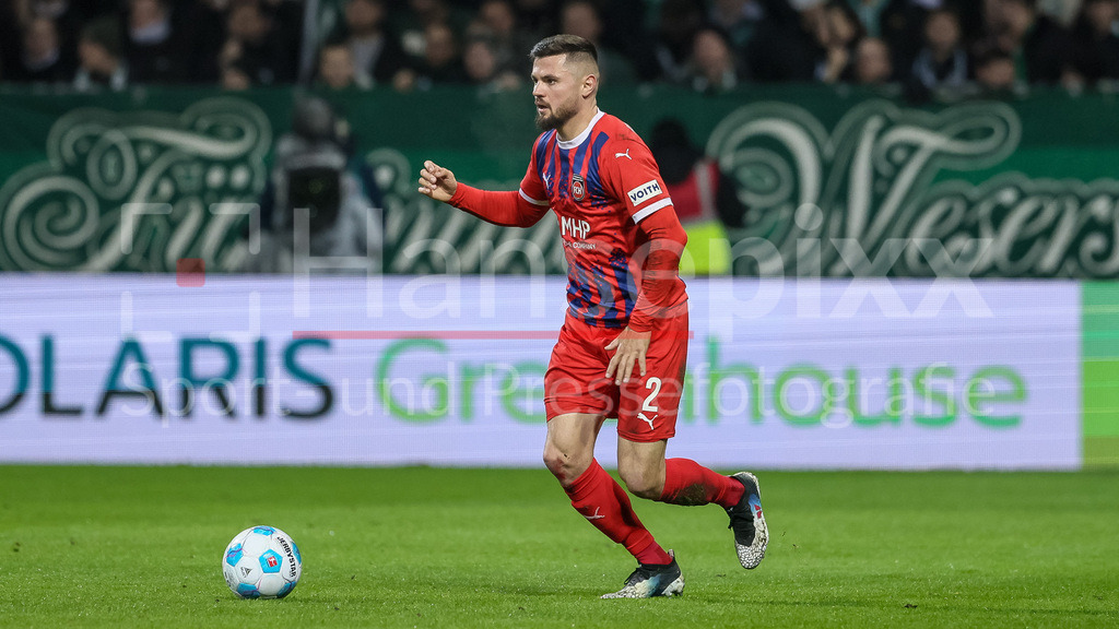 Fussball, Bundesliga, SV Werder Bremen - 1. FC Heidenheim | v.li.: Marnon Busch (1. FC Heidenheim, 2) am Ball, Freisteller, Einzelbild, Ganzkörper, Aktion, Action, Spielszene, DIE DFL-RICHTLINIEN UNTERSAGEN JEGLICHE NUTZUNG VON FOTOS ALS SEQUENZBILDER UND/ODER VIDEOÄHNLICHE FOTOSTRECKEN. DFL REGULATIONS PROHIBIT ANY USE OF PHOTOGRAPHS AS IMAGE SEQUENCES AND/OR QUASI-VIDEO.