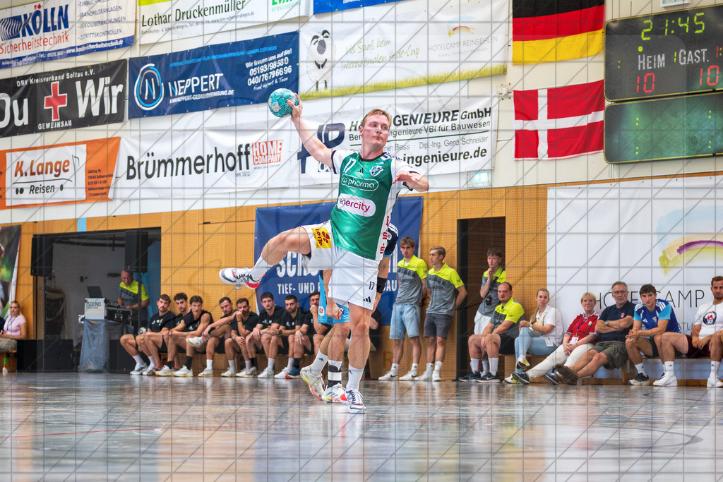 IHC 2026 - TSV Hannover-Burgdorf vs. HC Hamburg | August Pedersen (TSV Hannover-Burgdorf #17); IHC 2026 - TSV Hannover-Burgdorf vs. HC Hamburg am 09.08.26 in Sporthalle KGS, Schneverdingen - Realisiert mit Pictrs.com