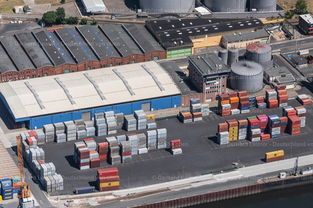 4029421 | BREMEN 01.06.2020 Lagerhallen und Gewerbegebäude am Hafenbecken der Weser im Ortsteil Überseestadt in Bremen, Deutschland. // Warehouses and forwarding building on Weser river in the district Ueberseestadt in Bremen, Germany. Foto: Gerhard Launer