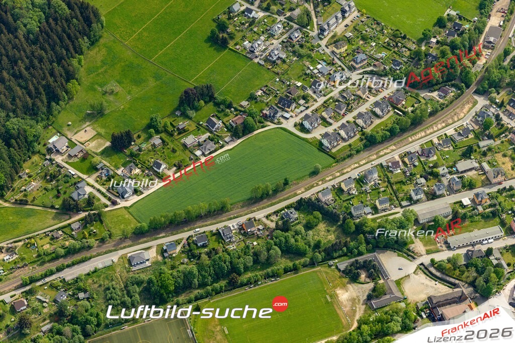 Die Luftaufnahme Niederlößnitz - Lößnitz wurde 2022 vom Flugzeug aus (keine Drohne) erstellt. Hohe Auflösung -für große Poster und Wandbilder geeignet - Garantiert!