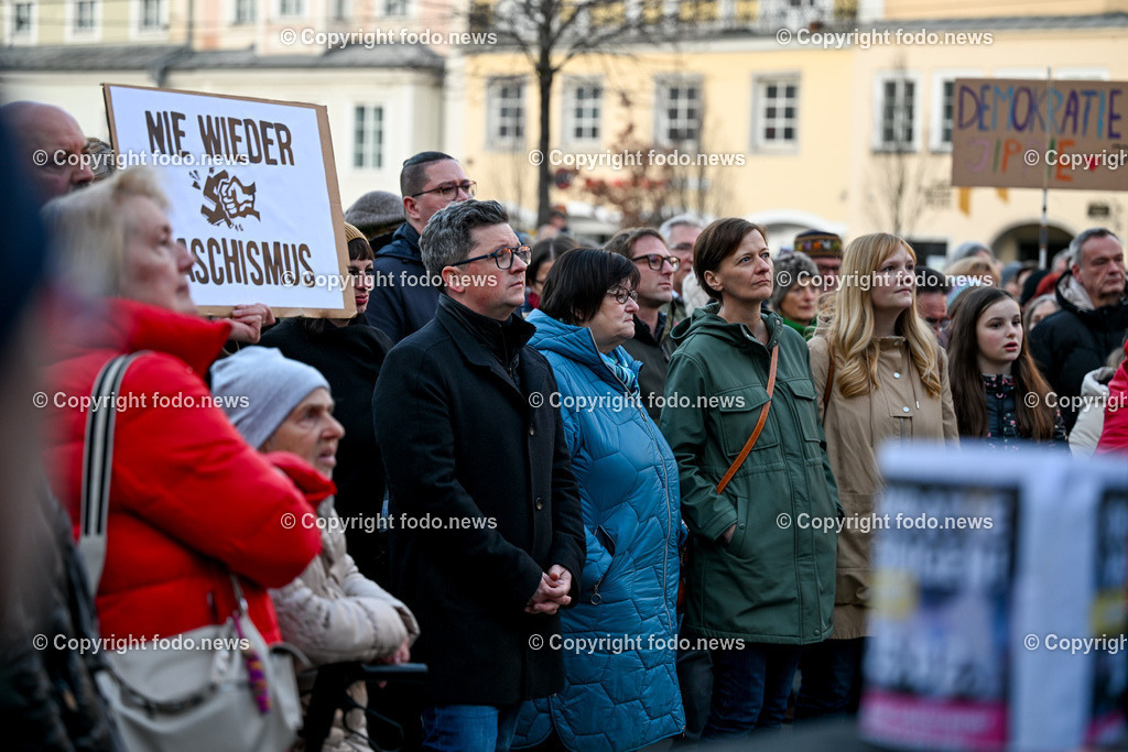 Demonstration gegen rechts in Linz Hauptplatz_ 25.02.2024-8 | 25.02.2024, Stadt Linz, AUT, Demonstration gegen rechts in Linz Hauptplatz, im Bild Kundgebungsteilnehmer, Menschen, Teilnehmer, LR Michael Lindner (SP)