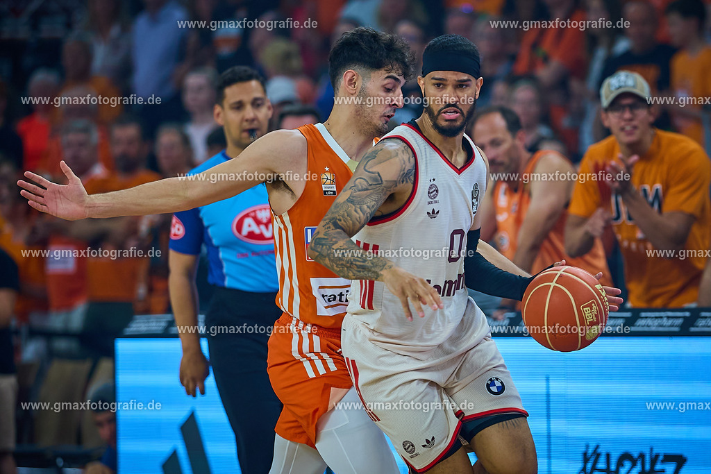GER, ratiopharm ulm gegen FC Bayern, Basketball, 2. PlayOff, Finale, EasyCredit Bundesliga, Spielzeit 2024/2025, 18.06.2025 | Nick Weiler-Babb (FC Bayern, #00) und Ben Saraf (ratiopharm ulm, #77)GER, ratiopharm ulm gegen FC Bayern, Basketball, 2. PlayOff, Finale, EasyCredit Bundesliga, Spielzeit 2024/2025, 18.06.2025Foto: Eibner-Pressefoto/Gerald Oelze-de Stoppany