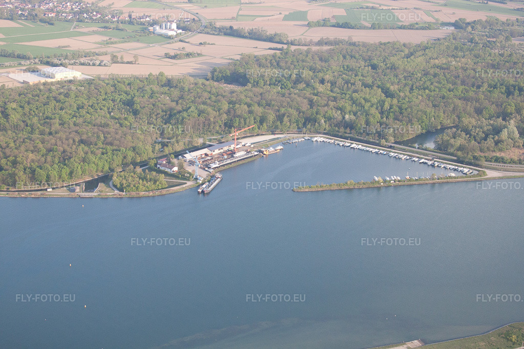 Vue aérienne: Vue de la ville à Gambsheim dans le département Bas Rhin, France. Photo: IMG_39553.jpg prise le 14/04/2011 par Werner Riehm/FLY-FOTO.eu – Résolution de l'original: 4752 x 3168 px