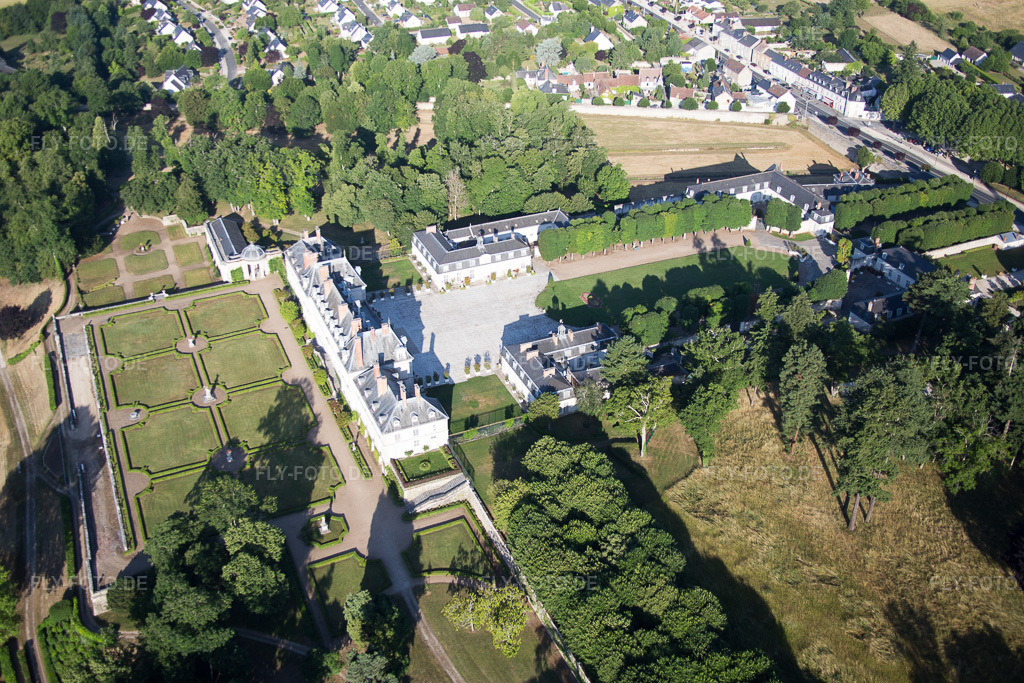 Luftbild: Ortsansicht in Menars im Bundesland Loir-et-Cher in Frankreich. Foto: IMG_082104.jpg vom 20.06.2015 durch Werner Riehm/FLY-FOTO.de
