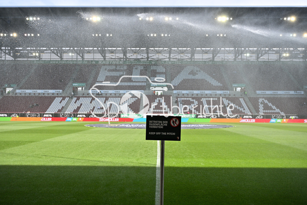 FC Augsburg - SG Eintracht Frankfurt | Die WWK Arena wartet auf die Bundesligapartie zwischen dem FCA und Eintracht Frankfurt / Symbolbild / Bundesliga: FC Augsburg - Eintracht Frankfurt, WWK Arena am 20.04.2025 / Rasen nicht Betreten / Schild / Wasser / Regen