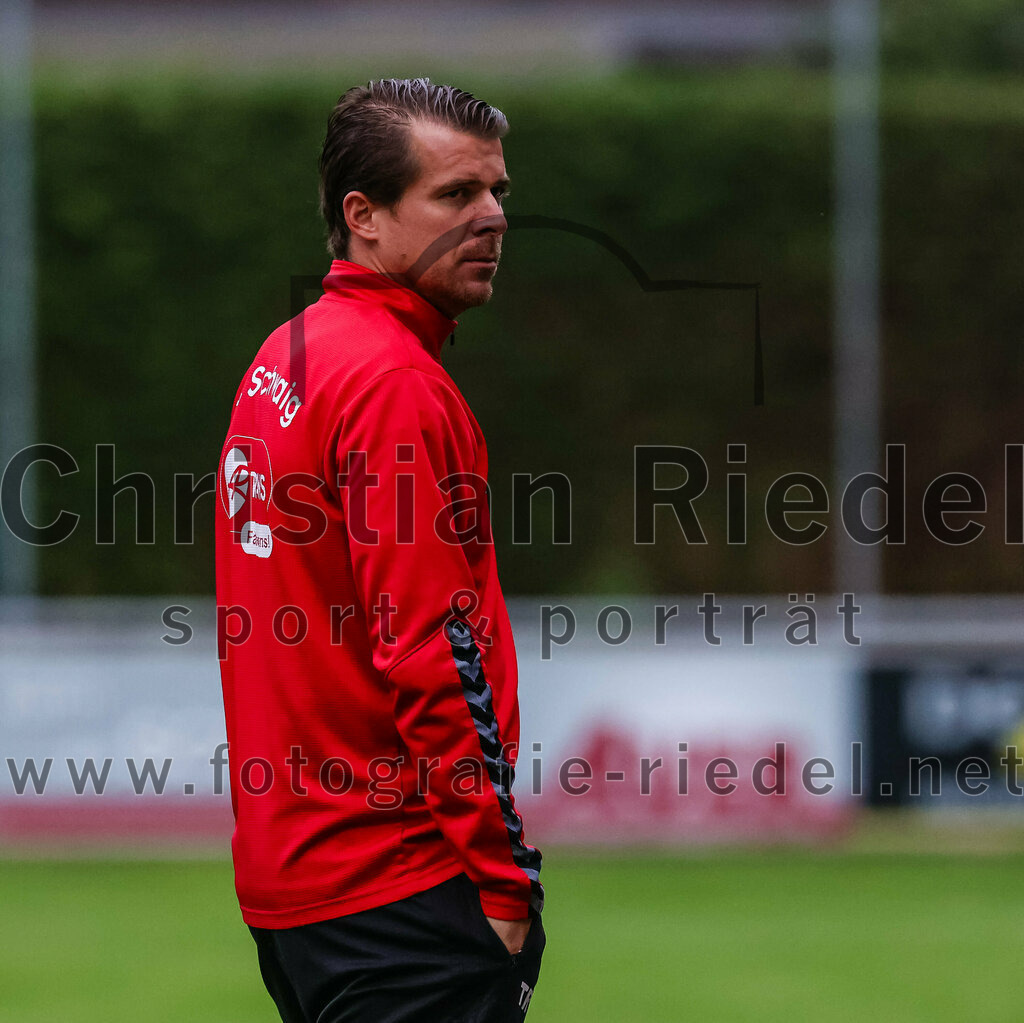 2023-08-09_060_FC_Schwaig_gegen_TuS_Geretsried | Deutschland, 09.08.2023:
Fußball, Landesliga Südost 2023 / 2024, 5. Spieltag, FC Schwaig gegen TuS Geretsried, Endergebnis: 4:1

Trainer Benjamin Held (FC Schwaig)

Foto: Christian Riedel / fotografie-riedel.net