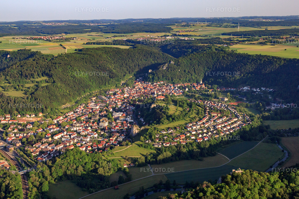 Luftbild: Stadtansicht um das Klötlze Blei aus Osten in Blaubeuren im Bundesland Baden-Württemberg in Deutschland. Foto: IMG_67153.jpg vom 08.06.2014 durch Werner Riehm/FLY-FOTO.de