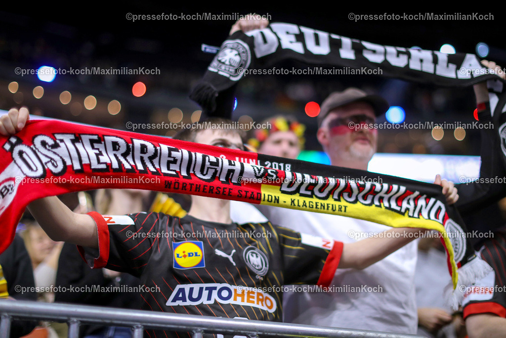 EHFEURO20012403014 | 20.01.2024, EHF EURO 2024, Männer Europameisterschaft Handball, Lanxess Arena in Köln, Deutschland - Österreich: Stimmungsvolle Eindrücke rund um die jubelnden Zuschauer auf der Tribüne. Deutschland-Fans in der vollen Halle.
