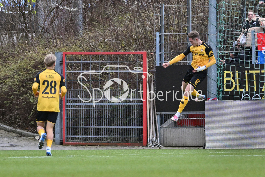 SpVgg Unterhaching - Dynamo Dresden | Jubel der Gaeste nach dem Treffer zum 0-1 durch Aljaz CASAR (Dynamo Dresden 17) / Freude / Happy / Tor / Torschuezte / 3. Liga: SpVgg Unterhaching - Dynamo Dresden, Uhlsportpark am 21.12.2024