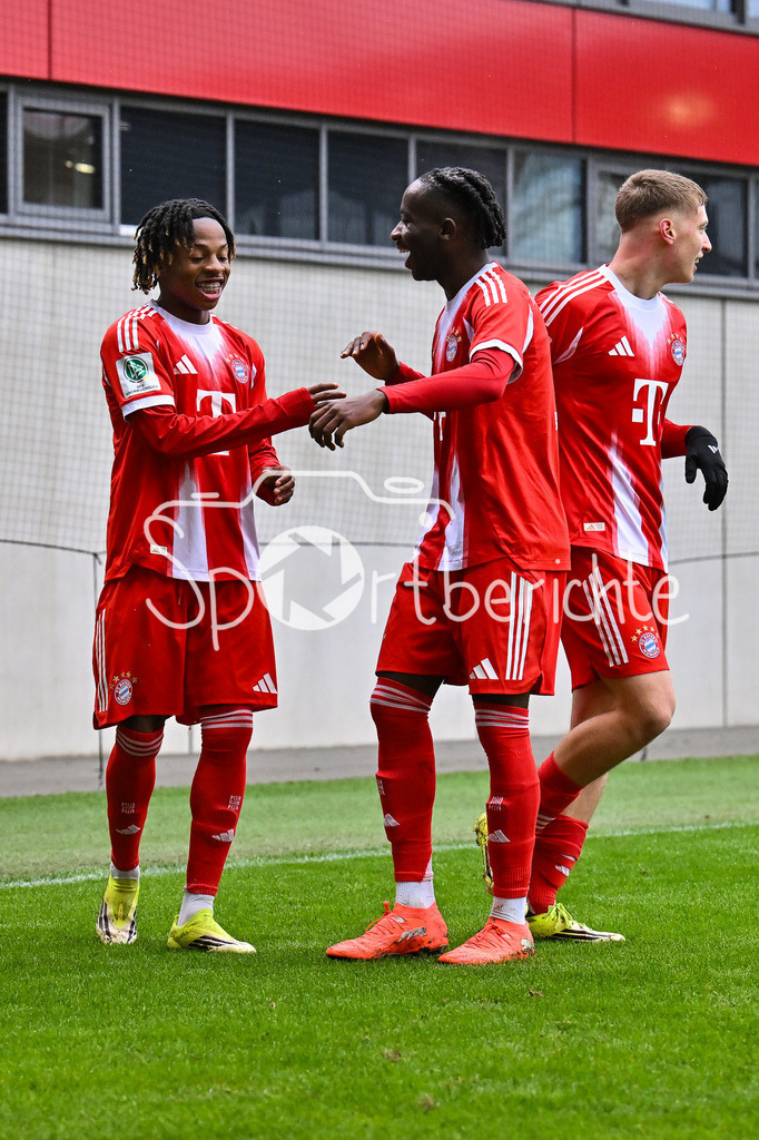 FC Bayern München - Hannover 96 | MUNICH, GERMANY - 15. FEBRUARY: Jubel der Bayern nach dem Treffer zum 2-0 durch Wisdom MIKE (FC Bayern München U19 11) / Tor / Torschuetze / Freude / Happy während dem Spiel zwischen der U19 des FC Bayern München und der U19 von Hannover 96 am 2. Spieltag der Hauptrunde der U19-DFB-Nachwuchsliga am FC Bayern Campus