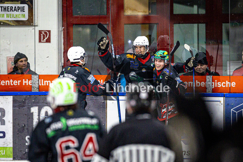 Peißenberg MINERS gegen ERSC Amberg | Eishockey Bayernliga 2025/26 Vorrunde 18. Spieltag, Peißenberg MINERS gegen ERSC Amberg, 20251212,Torjubel Nepomuk RIEGER (MINERS 97),2025-12-12 in Peißenberg (flatbuy Arena Peißenberg), Nepomuk RIEGER (MINERS 97)Copyright: WolfgangxLindner www.foto-lindner.de