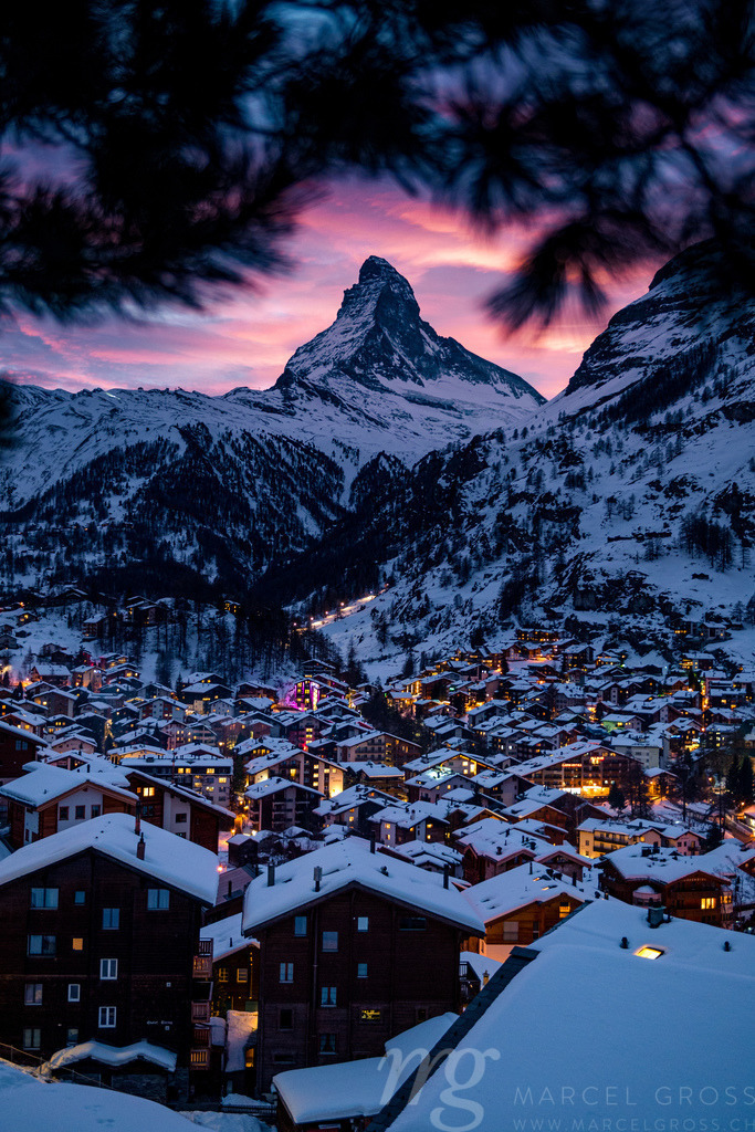 The village of Zermatt in front of the Matterhorn at a wonderful Sunset in the Swiss Alps | Die ideale Geschenkidee für Naturliebhaber. Naturbilder von Marcel Gross Photography für ihr Zuhause in den verschiedensten Formaten und Materialien. - Realisiert mit Pictrs.com