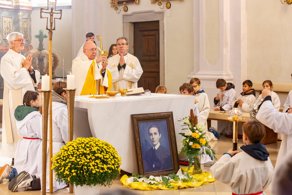 Festmesse-055 | Fotodoku der Festmesse anläßlich der Seligsprechung von Maria Theresia LEDOCHOWSKA 1975, zelebriert von Altbischof DDr. Klaus Küng und Pfarrer Mag. Zenon PAJAK in der Pfarrkirche Loosdorf. 