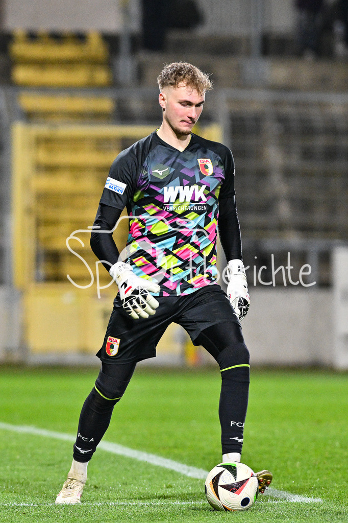 FC Bayern Amateure - FC Augsburg II | am Ball Tobias JAEGER (FC Augsburg II 1) / Einzelfoto / Freisteller / Regionalliga Bayern: FC Bayern Muenchen II - FC Augsburg II, Gruenwalder Stadion am 14.03.2025
