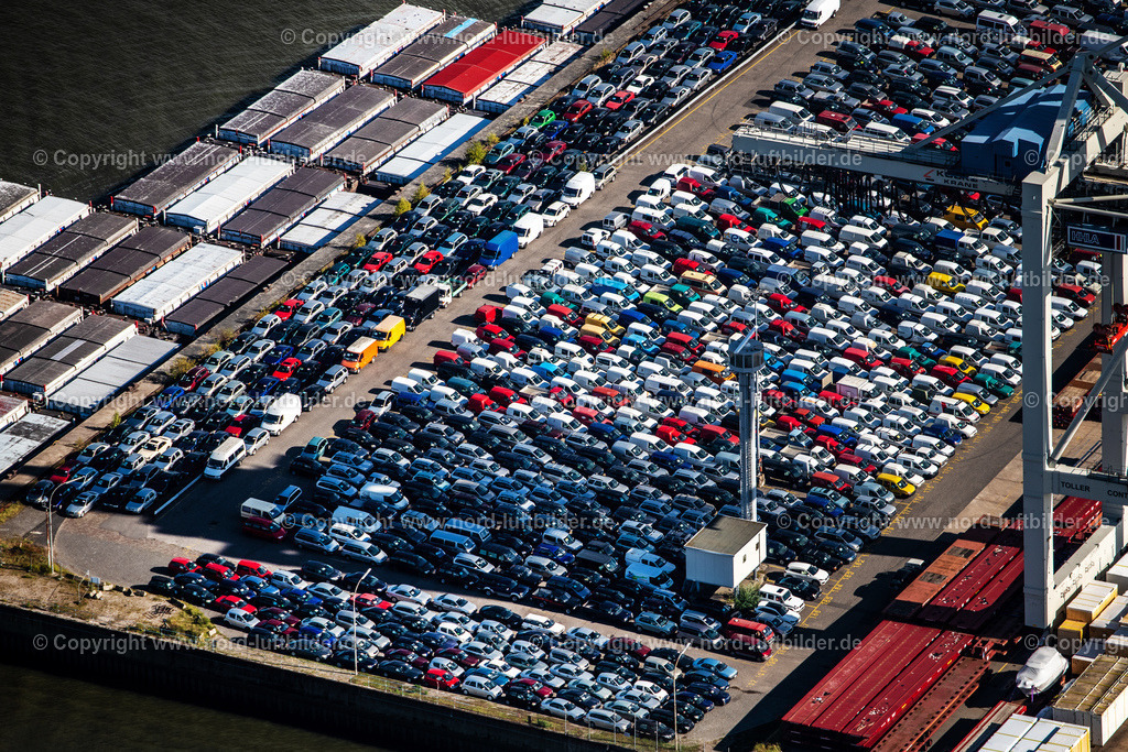 Hamburg_Hansehafen_Autoverladung_ELS_3282200922 | HAMBURG 20.09.2022 Automobile - Personenkraftwagen auf den Abstellflächen im Freigelände an den Hafenanlagen Kleiner Grasbrook an der Dessauer Straße in Hamburg, Deutschland. Weiterführende Informationen bei: ALC Timber Worxx Packaging GmbH,  Frangie Internationale Spedition GmbH. // Automobiles - cars on the parking spaces in the outdoor area on Hafenanlagen Kleiner Grasbrook on Dessauer Strasse in Hamburg, Germany. Further information at: ALC Timber Worxx Packaging GmbH,  Frangie Internationale Spedition GmbH. Foto: Martin Elsen