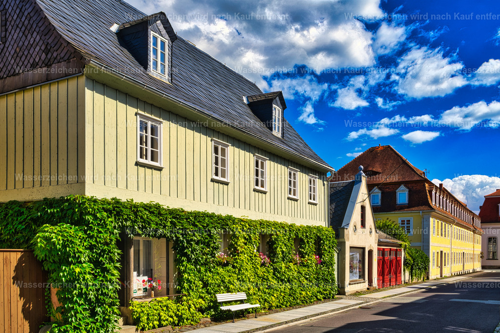 Herrnhut - August-Bebel-Straße | Herrnhut – Blick auf die historische August-Bebel-Straße mit ihren charakteristischen Häusern und der ruhigen, traditionsreichen Atmosphäre. - Realisiert mit Pictrs.com