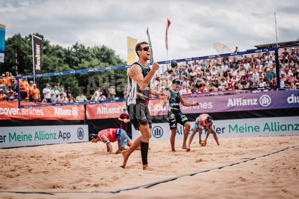 Beachvolleyball | Männer | Allianz German Beach Tour 2025 | Tourstop München | 05.07.2025 | v.l. Yannick Bibelriether und Valentin Schneckenburger jubeln